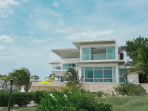 Newly Expanded! Lavish & Exclusive Beachfront Mansion. Ξενοδοχεία στην πόλη Savaneta