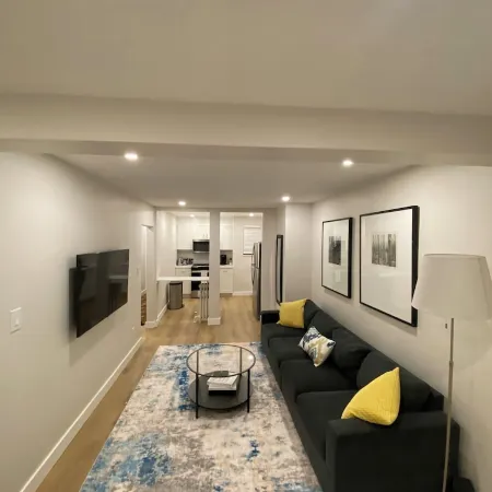 Newly Renovated 2 Bedroom Beauty! Located in Port Credit, Mississauga. Отели рядом с достопримечательностью «Шеридан»