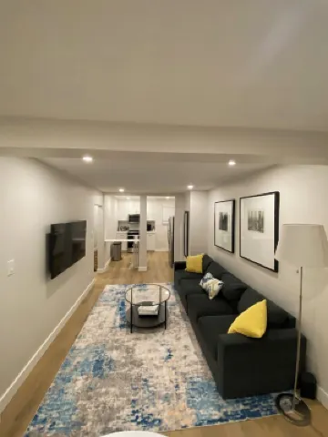 2 Bedroom Beauty! Located on the Lakeshore in Port Credit, Mississauga. Hotels near Port Credit Library