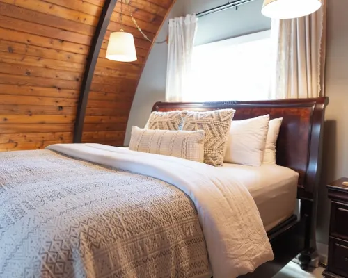 Rustic Cabin with glamour. Private, mature trees & close to provincial park Hotels in Strathcona County