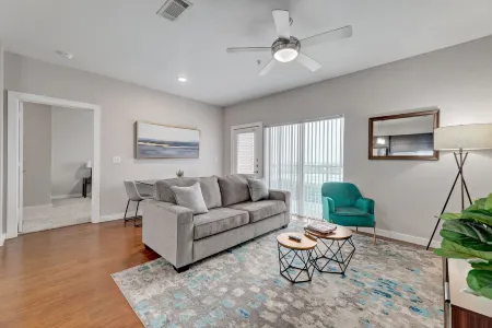 Plush 2Br Cal King Suite Close to Everything