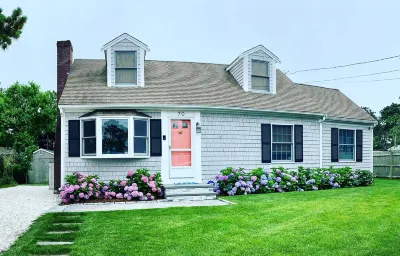 Cozy Cape Steps from 2 Beaches + Private Beach Deeded Access Haigis Beach附近的飯店