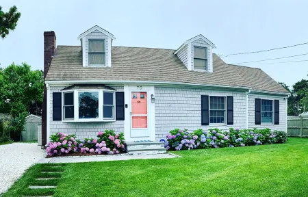 Cozy Cape Steps from 2 Beaches + Private Beach Deeded Access Отели рядом с достопримечательностью «Парк Си Вью»