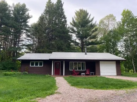 River front 4 season cottage with 2.5 acre serenity with mature trees around Отели в г. Ниписсинг