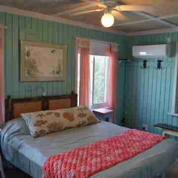 Beachfront large 2/2 on Spanish Wells' northside beach. Sun deck by the water. Rooms