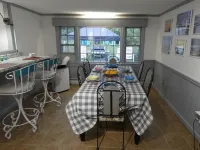 Cape Cod Cottage, Short Walk to Wequaquet Lake Private Beach and Cranberry Bogs Hotels in Centerville