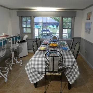 Cape Cod Cottage, Short Walk to Wequaquet Lake Private Beach and Cranberry Bogs