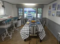 Cape Cod Cottage, Short Walk to Wequaquet Lake Private Beach and Cranberry Bogs