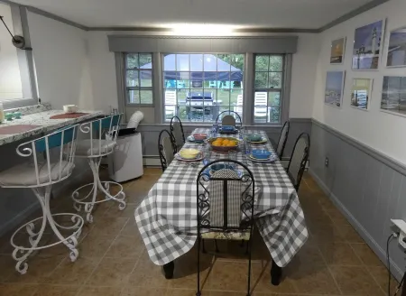 Cape Cod Cottage, Short Walk to Wequaquet Lake Private Beach and Cranberry Bogs Отели рядом с достопримечательностью «Санди Нек Бич»