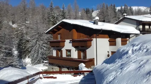PRETTY TWO-ROOM APARTMENT IN ALPINE STYLE Hotels in Madesimo