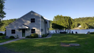 Beautiful Camden Home,pondside with mountain views Отели рядом с достопримечательностью «Кэмден Амфитеатр»