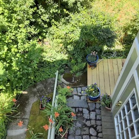 Panoramic view, large deck, ground floor apartment, walk to subway and beach