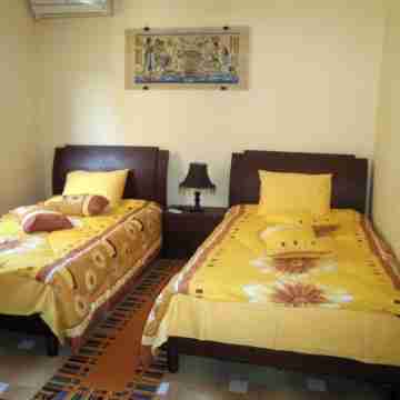 Beautiful view of the Pyramids, with air conditioning, WiFi, and touristic guide Rooms