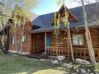 Beautiful newly renovated cabin directly across from Bear Lake.