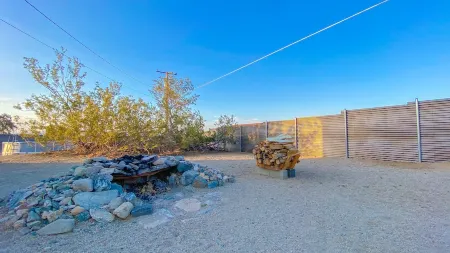 Stylish Desert Retreat - Stunning Views, 3 Min to Joshua Tree Park Отели рядом с достопримечательностью «Национальный парк Десерт Институт эт Джошуа Три»