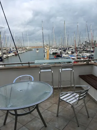 0cean front Herzelia condo next to beach and resturants Отели в г. Герцлия