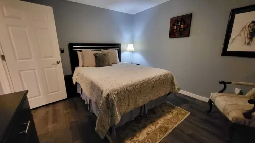 Renovated Guest House with Private Entrance and Parking – Perfectly Located!
