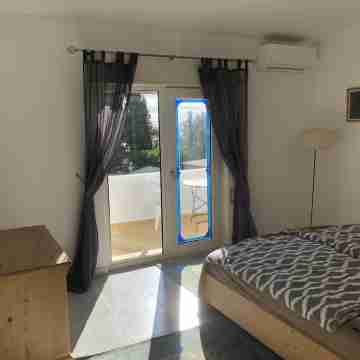 Modern, quietly located vacation apartment with sea view + close to the beach, fully air-conditioned Rooms