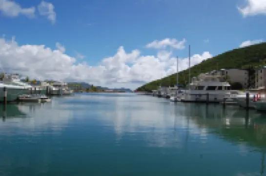 On the Water with Style, 5 minute walk to Beach along the Marina