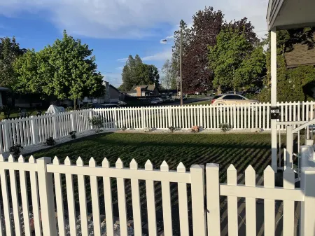 Cozy home within walking distance to the mall & food. 8 minute drive to downtown