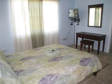 Beautiful Condo with Fantastic Sea and Sunset Views Отели рядом с достопримечательностью «Редут Бич»