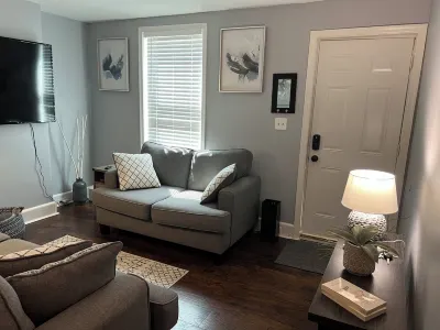 Cozy 2-bedroom in downtown Wilmington, perfect for work-related or leisure stay. فنادق في 