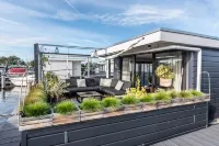 Unieke en Moderne Water Villa in de Buurt van Schiphol en Amsterdam