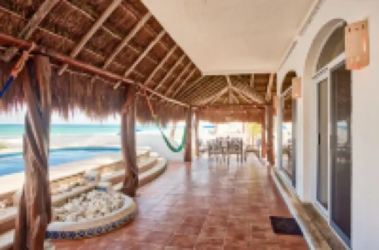 Villa Canteena, Gorgeous Beach Front Villa, Infinity Pool on Secluded Property