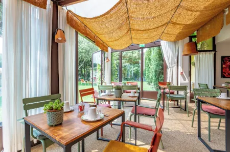 Logis la Bastide de Grignan Hotel & Restaurant "La Chênaie" Отели в г. Шамаре