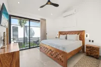 Villa Wahoo - Luxury 4BR Villa & Pool, Playa Grande Estates, 300m to the Beach