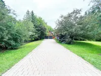 Charming century log home steps away from Lake & cross the park Hotels in Barrie