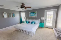 Waterfront Single Family Home w/Linens included - Luxury living 4 Miles To Beach 오션 뷰 호텔