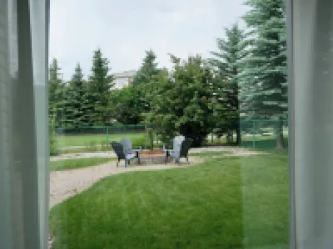 The Modern Lodge Retreat with INFRARED SAUNA & Amenities for Rest and Relaxation Hoteles en Cochrane