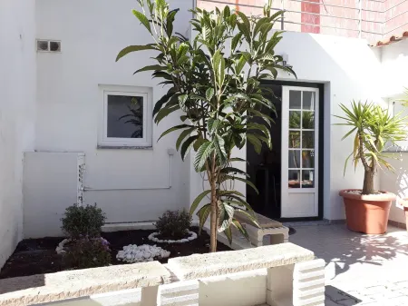 Small and lovelly villa, in the center of Peniche, in a quiet zone, for 5 persons Отели рядом с достопримечательностью «PenichePraia - Bungalows, Campers and SPA»