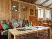 Cozy hut in a quiet location with a view of the mountains and close to the lake