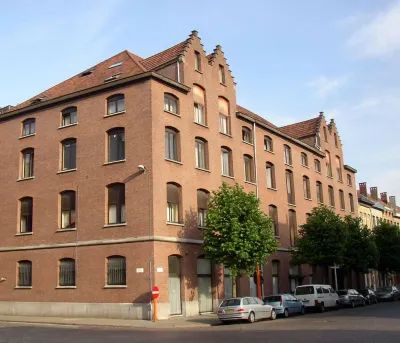 Condo Gardens Antwerp Hotels in Брассат