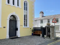Ty Biwmares Hotels near Janet Bell Gallery & Lifestyle Store