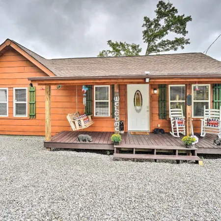 Charming Jamestown Cabin w/ Large Backyard!
