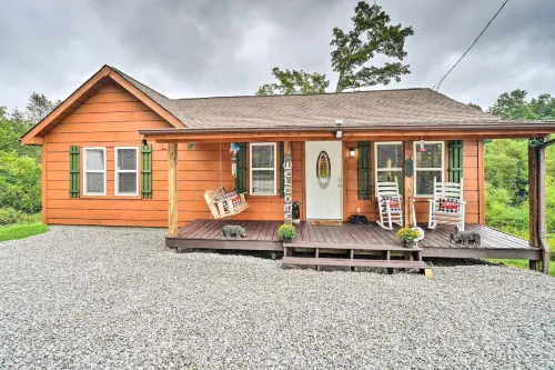 Charming Jamestown Cabin w/ Large Backyard! - Wifi