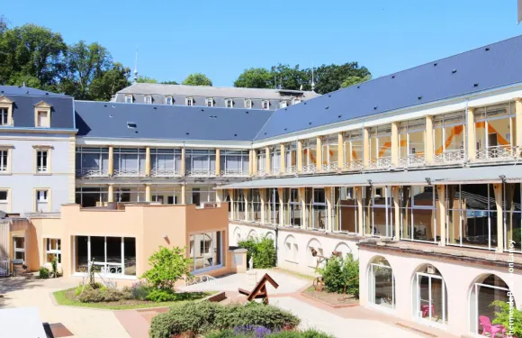 布爾邦朗西大酒店 - Logis - 餐廳和水療中心