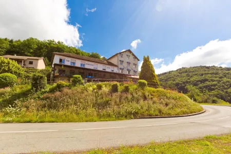 Logis Hôtel Belle Vue Отели в г. Сент-Кристин