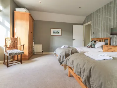 Kelsick Heights Hotels near Holehird Gardens