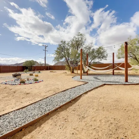 Mtn-view Home w/ Hot Tub: 8 Mi to Joshua Tree!