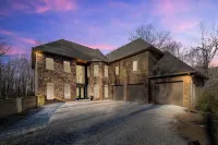 Group Getaway! 8,000-sq-ft Gem, Arcade + Theater - Boutique