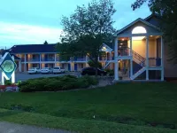 Fontana Village Inn Hotels near Harvard Metra train station