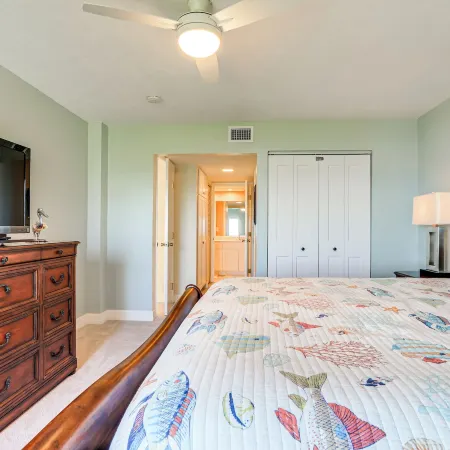 Key Retreat: Bay Views & Private Beach Access