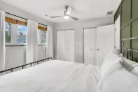 Ottawa Hills Bliss: Luxe 2BR with Hot Tub & King! Hotels in Ottawa Hills