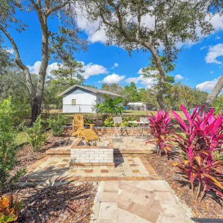 Bikes, Yard & Fire Pit at Upscale Lecanto Home!