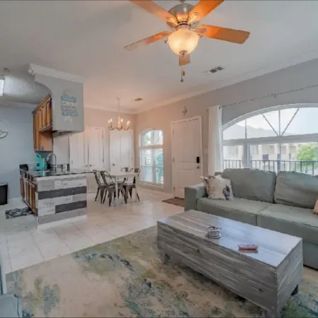 Lovely 2 Bedroom Condo with a Pool and Beach View