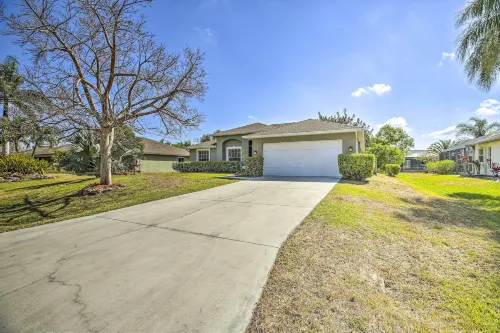 Lanai & Heated Pool: Stunning Cape Coral Getaway - Parkering